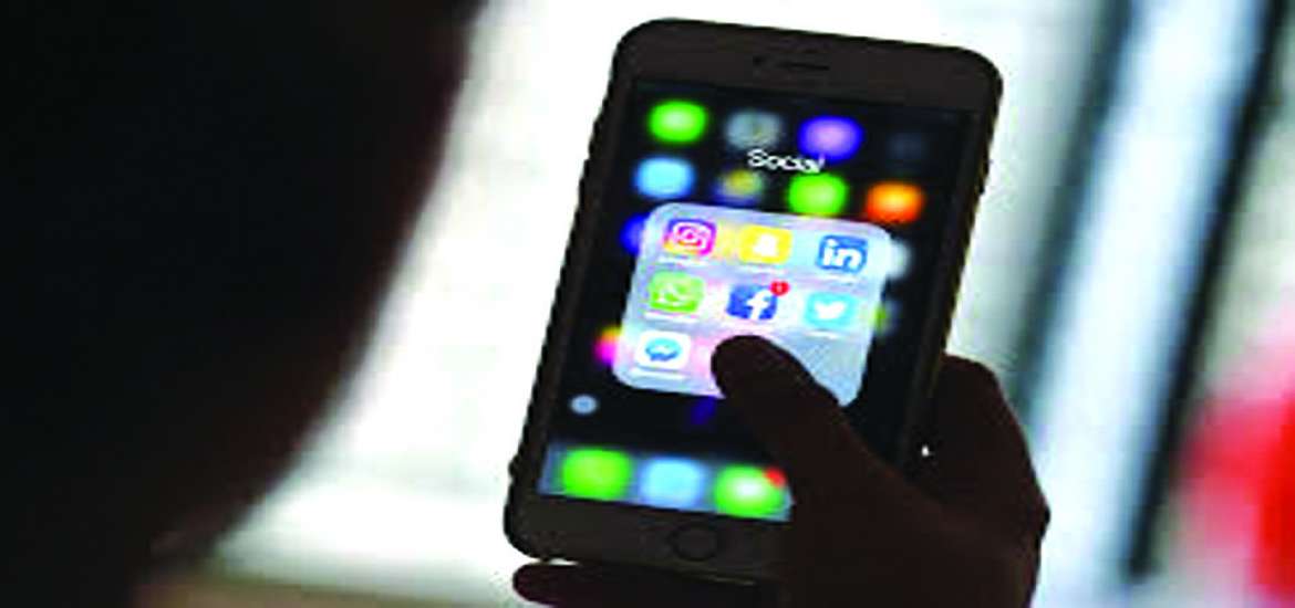 လက်ကိုင်ဖုန်းစွဲလမ်းခြင်းနှင့် နောက်ဆက်တွဲ ကျန်းမာရေးဆိုးကျိုးအမျိုးမျိုး