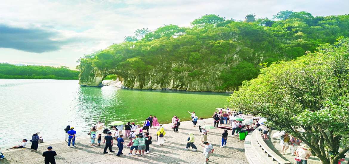 ငြိမ်းချမ်းသည့်ကွေ့လင်၊ တောက်ပသည့် လီမြစ်နှင့် အစိမ်းရောင်ရေပြင်ပေါ်က အတွေးတစ်စ